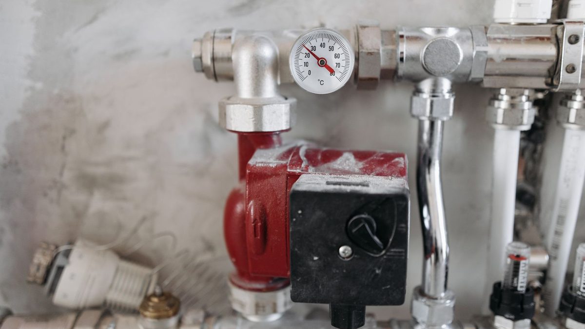 Fonctionnement d'une PAC géothermique : local technique et circuit de chauffage